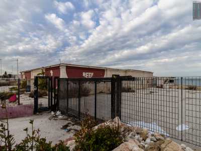 Chiuso quattro anni fa � stato recentemente concesso dal Comune a una societ� la quale realizzer� al suo interno un bar-ristorante dotato di terrazza esterna, zona solarium con accesso al mare e un vasto giardino